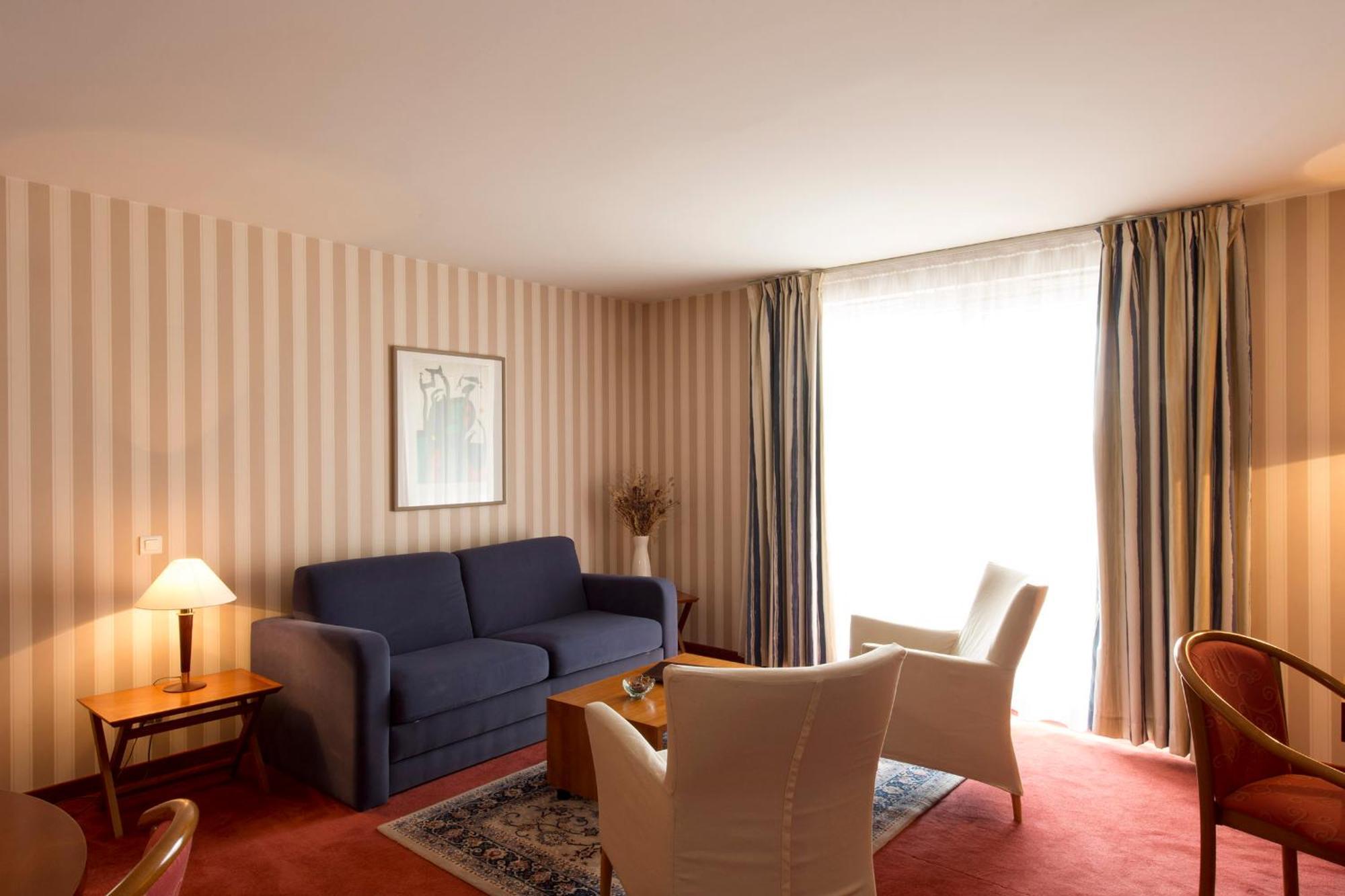 Executive Suite Balcony,684510714:JPEG